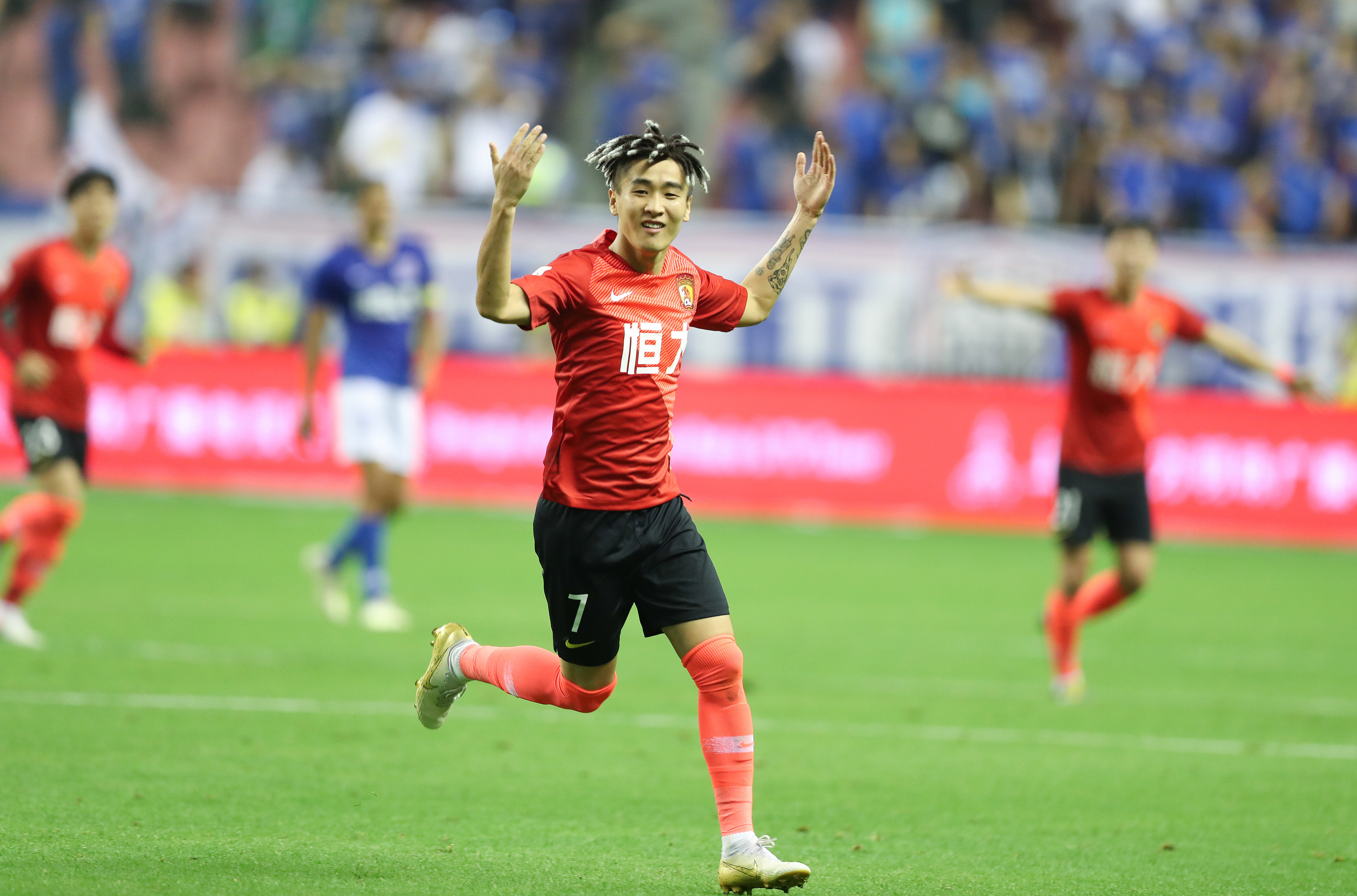 在夹击下仍 在夹击下仍